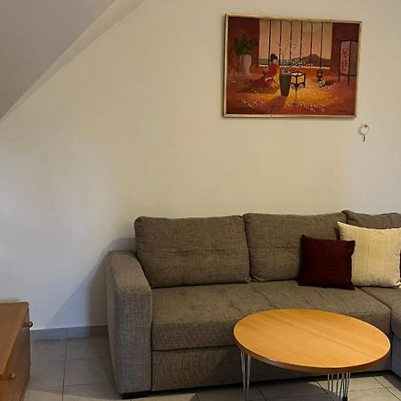 Boezsi Apartman Sarvar Luaran gambar
