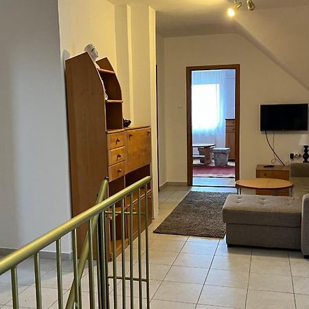 Boezsi Apartman Sarvar Luaran gambar