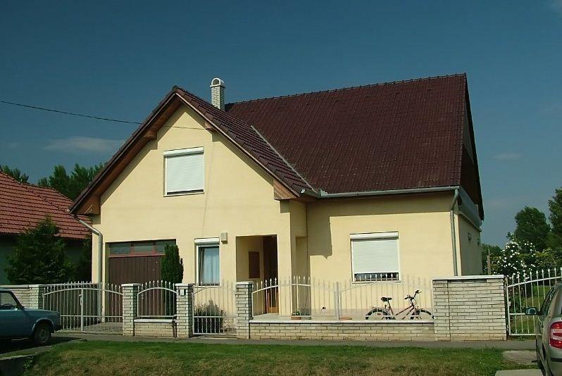 Boezsi Apartman Sarvar Luaran gambar