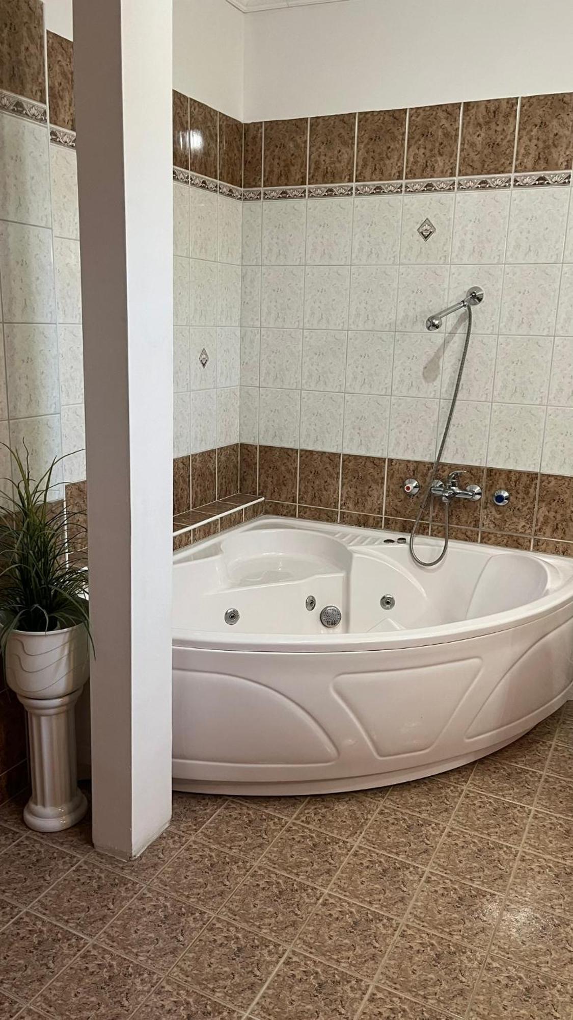 Boezsi Apartman Sarvar Luaran gambar