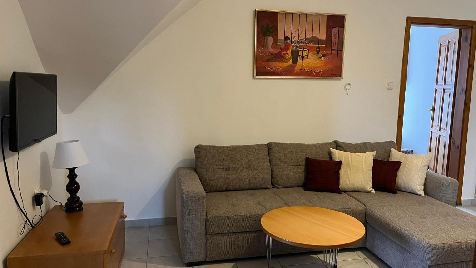 Boezsi Apartman Sarvar Luaran gambar