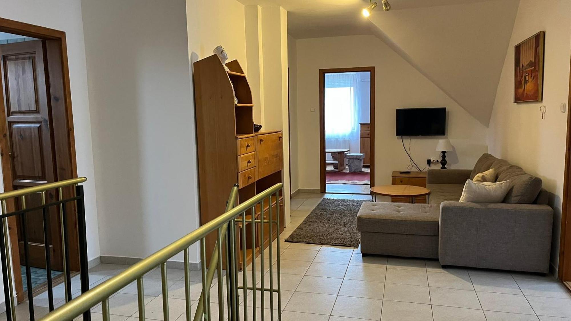 Boezsi Apartman Sarvar Luaran gambar