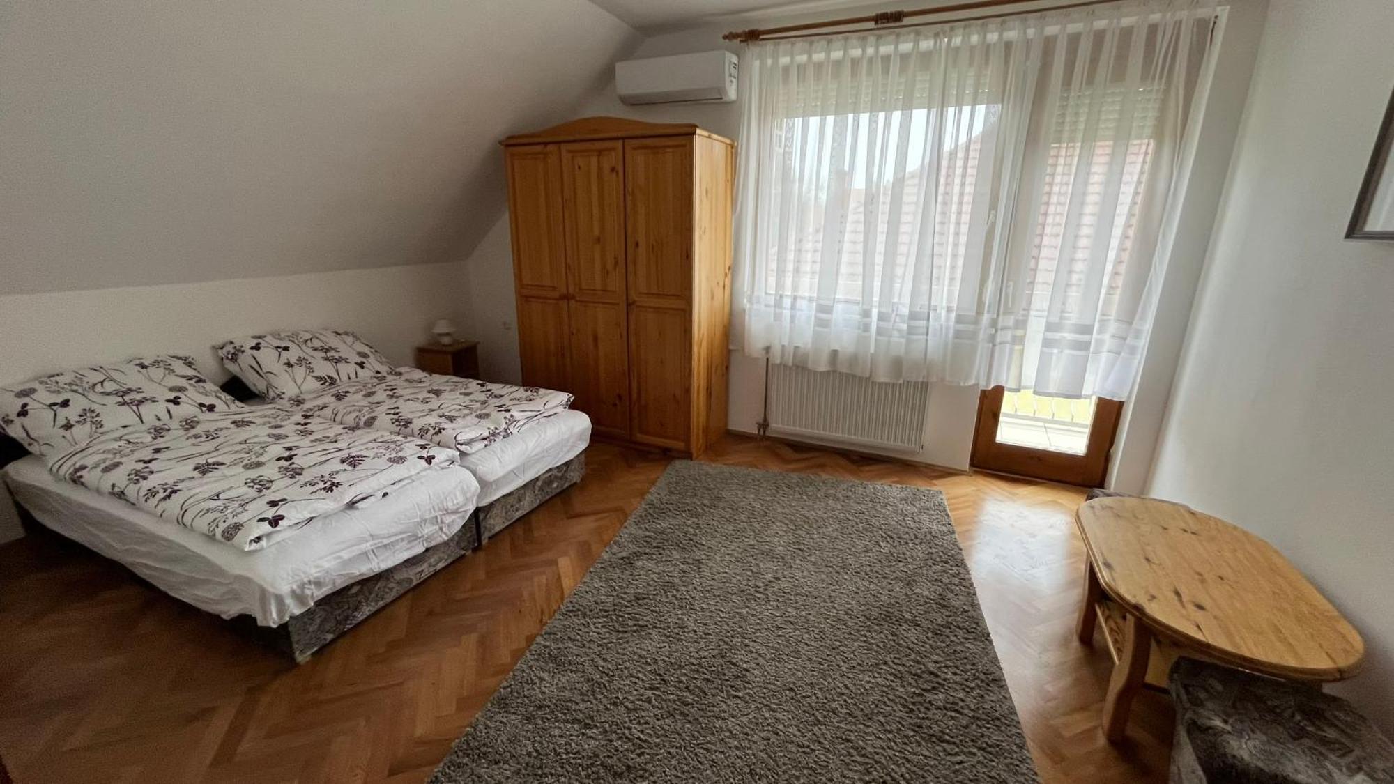 Boezsi Apartman Sarvar Luaran gambar