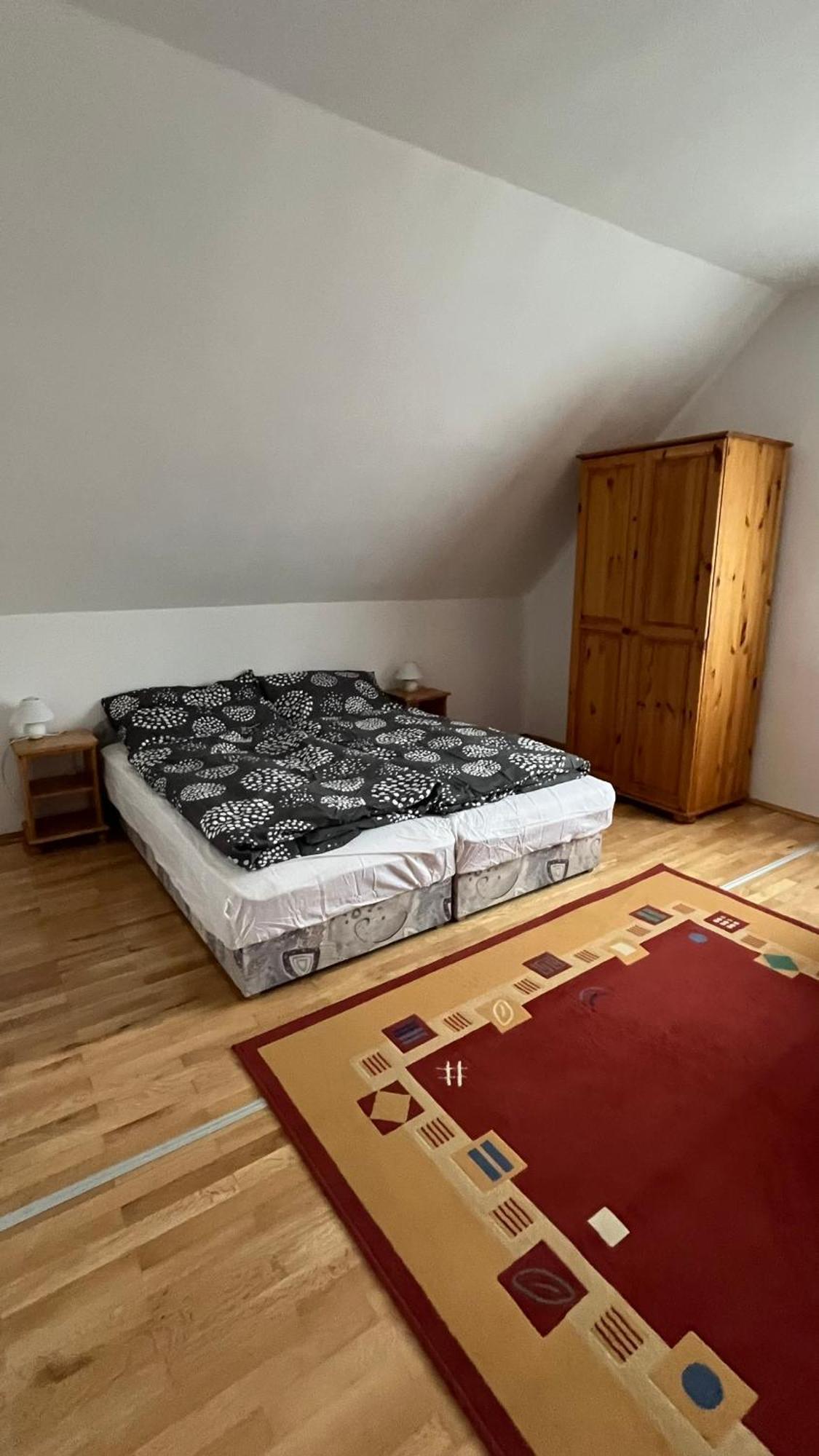 Boezsi Apartman Sarvar Luaran gambar
