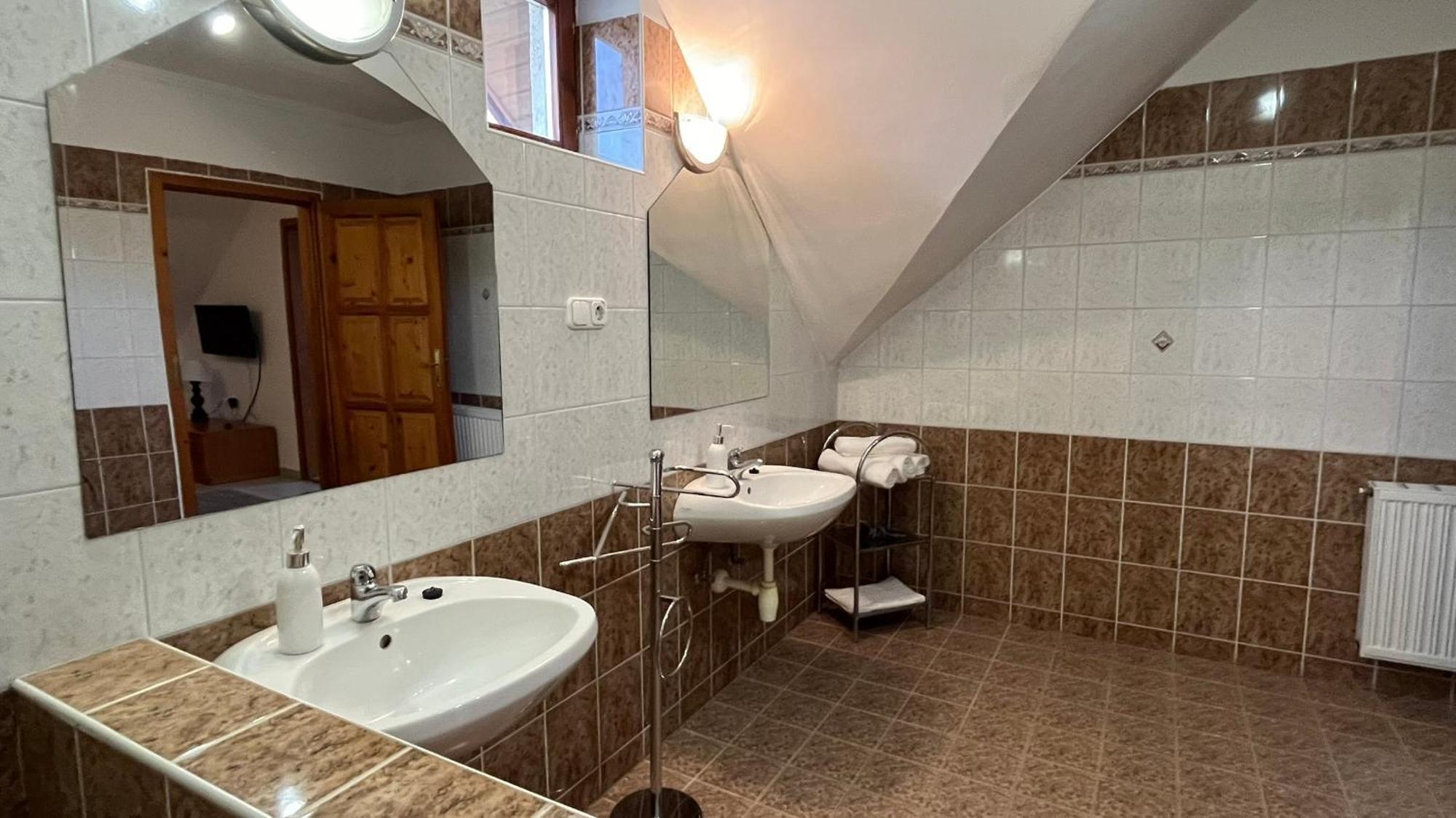 Boezsi Apartman Sarvar Luaran gambar