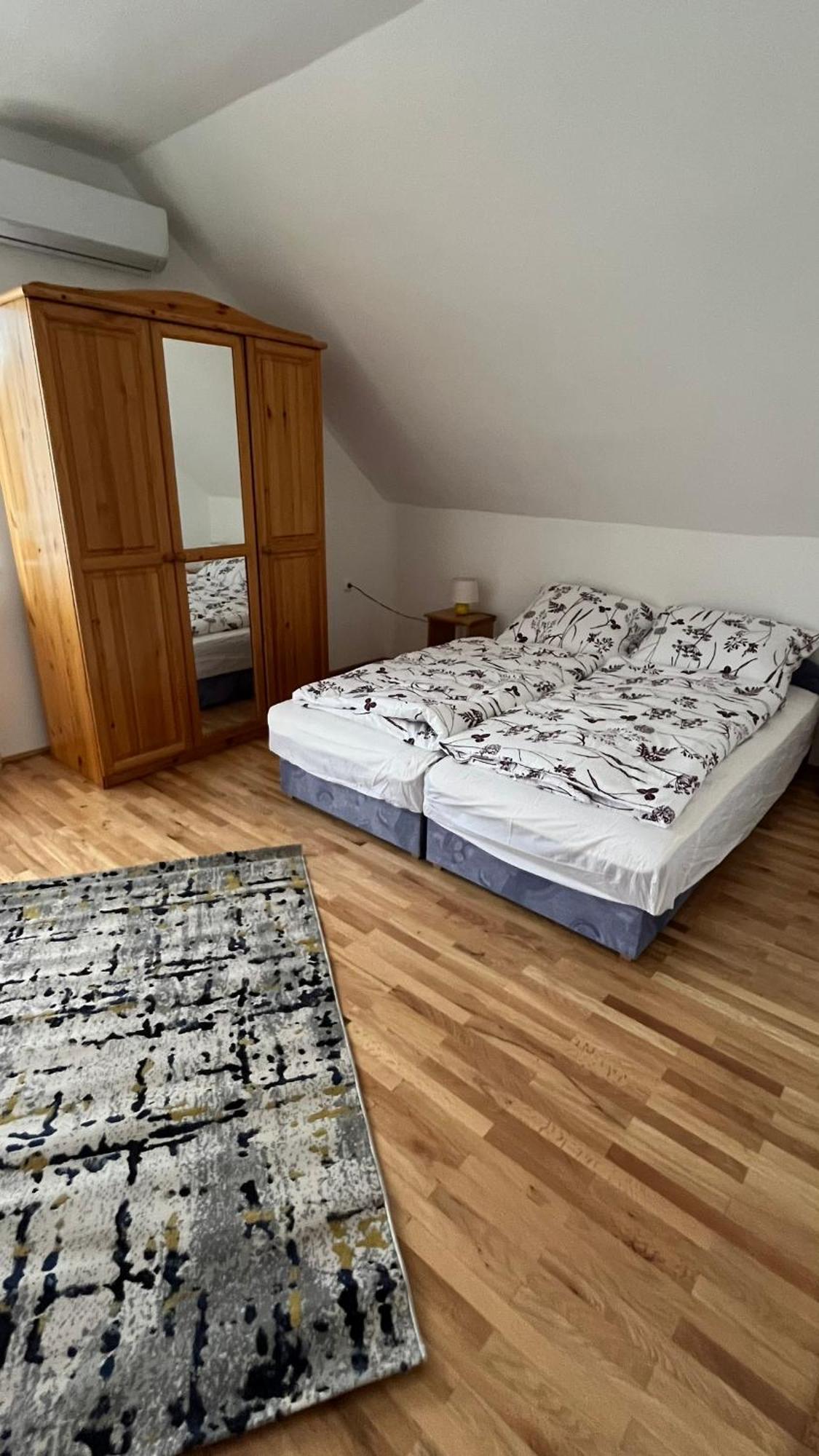 Boezsi Apartman Sarvar Luaran gambar