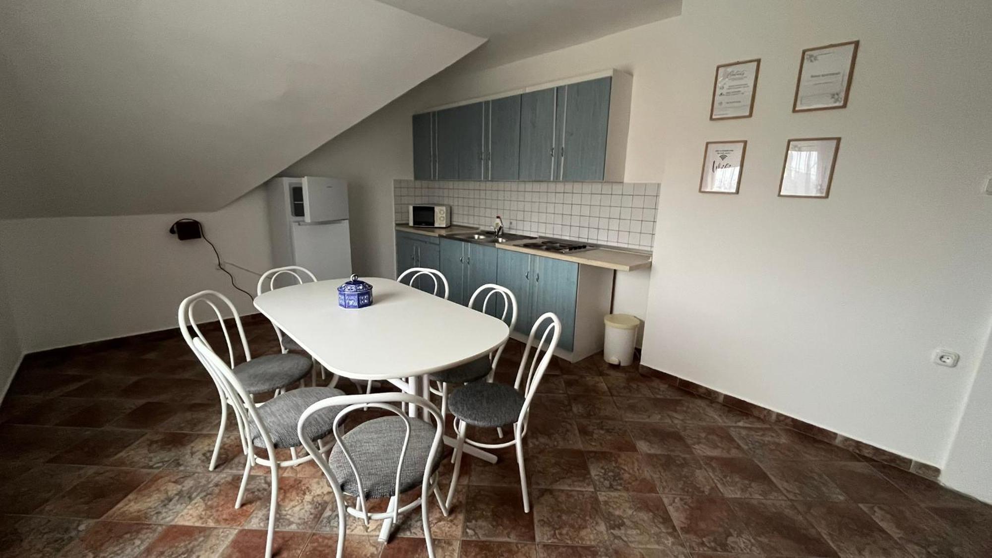 Boezsi Apartman Sarvar Luaran gambar
