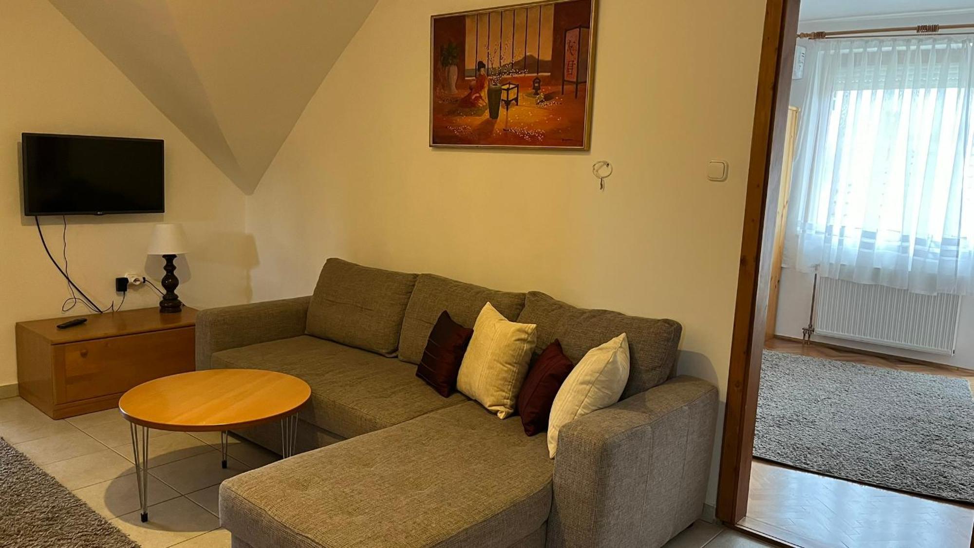 Boezsi Apartman Sarvar Luaran gambar