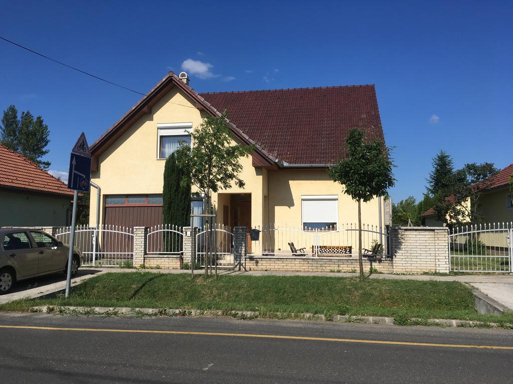 Boezsi Apartman Sarvar Luaran gambar