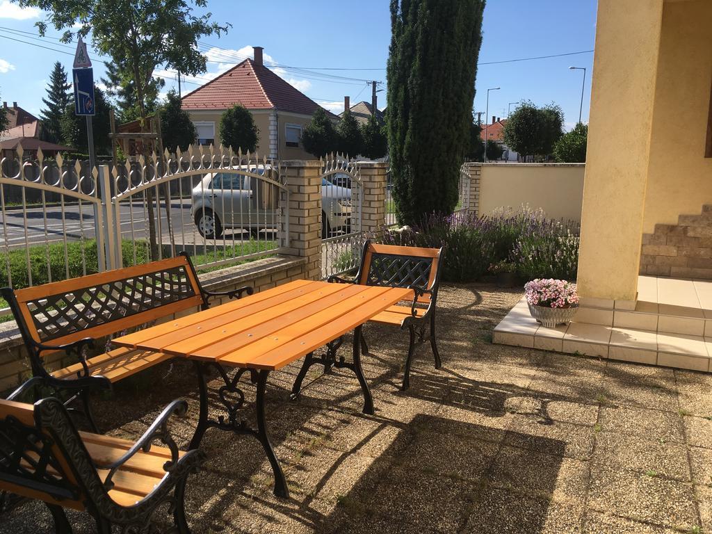 Boezsi Apartman Sarvar Luaran gambar